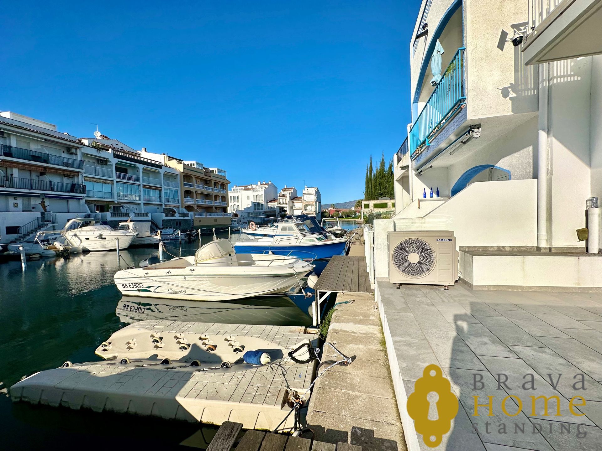 Vista exterior de Casa adosada en venda en Empuriabrava amb Aire condicionat, Calefacció i Terrassa