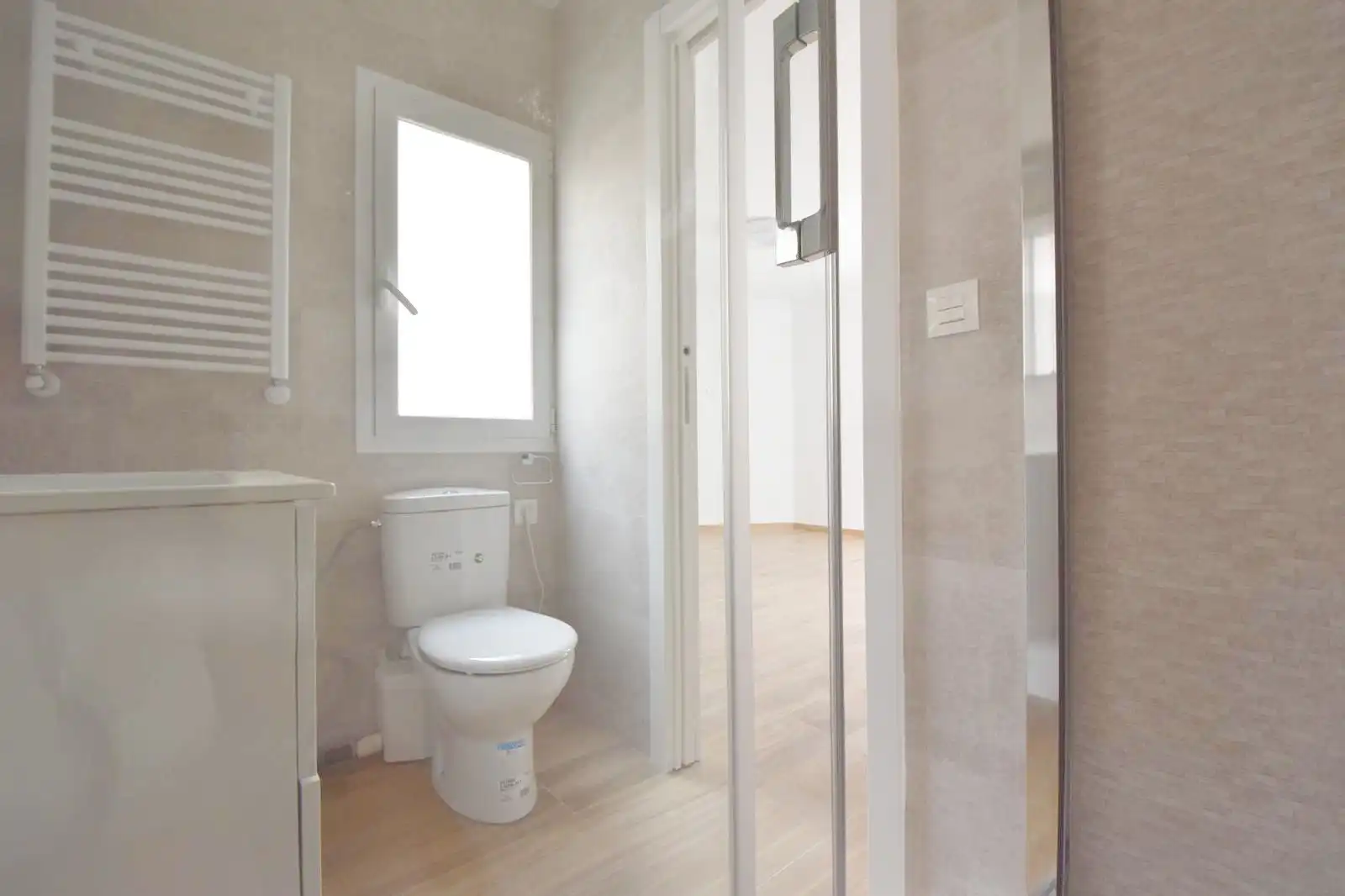 Badezimmer von Wohnung zum Verkauf in Pinto mit Heizung