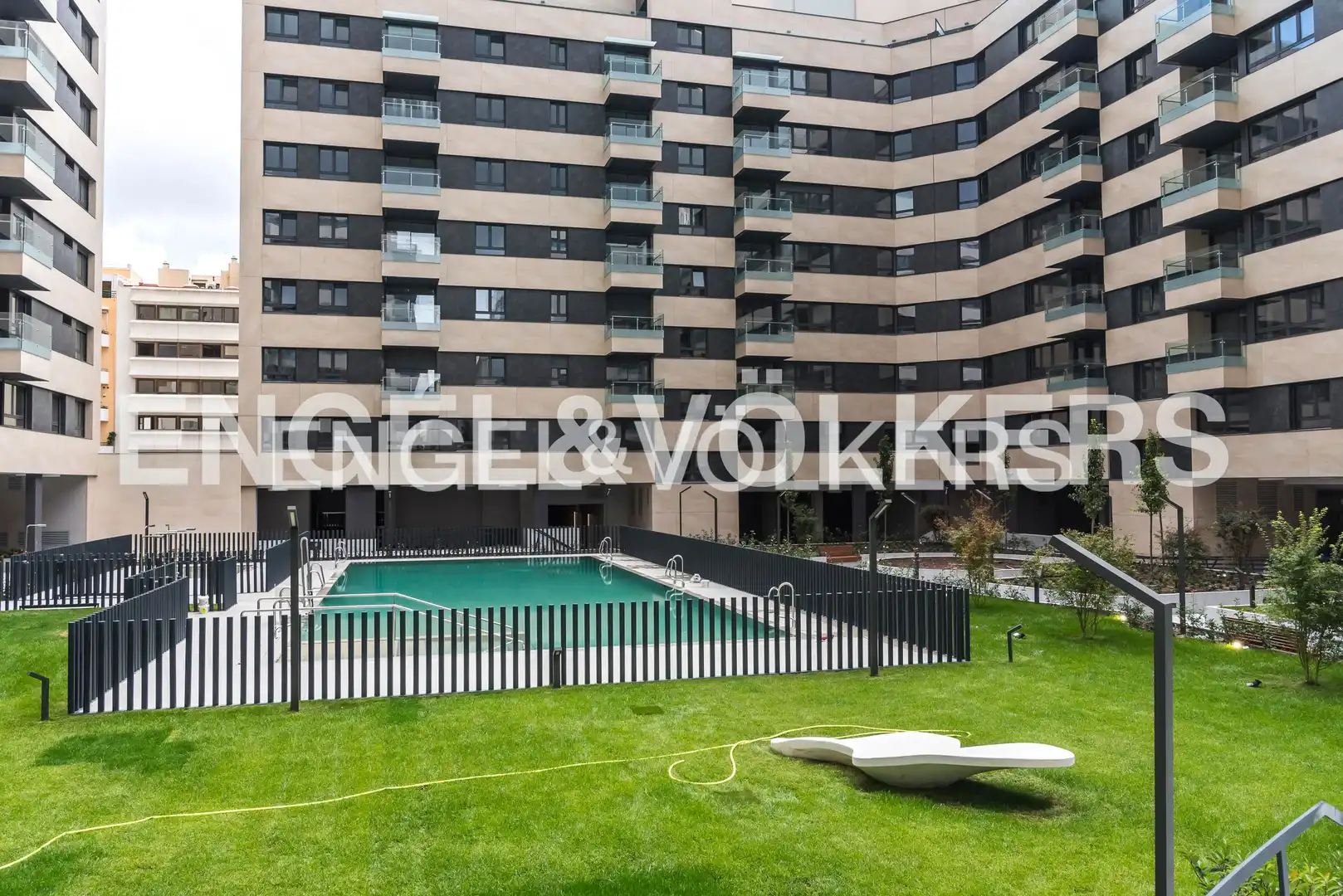 Piscina de Àtic de lloguer en Madrid amb Aire condicionat, Calefacció i Jardí privat