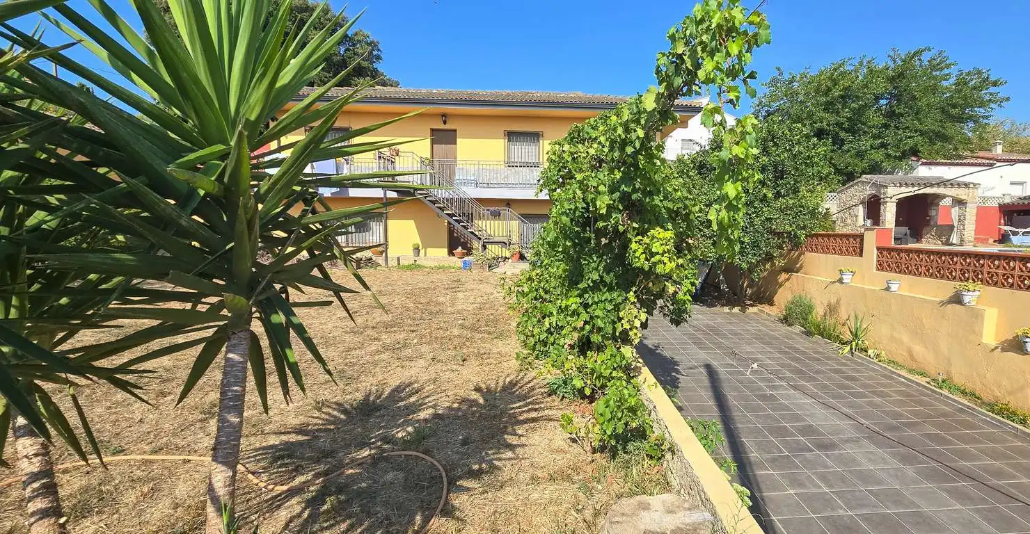 Außenansicht von Haus oder Chalet zum Verkauf in Sant Miquel de Fluvià mit Terrasse und Möbliert