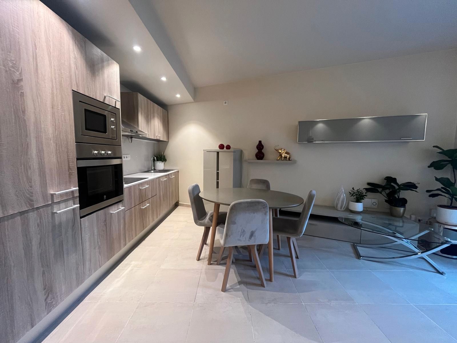 Cuina de Apartament en venda en Girona Capital amb Aire condicionat, Calefacció i Moblat