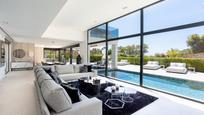 Sala d'estar de Casa o xalet en venda en Marbella amb Aire condicionat, Jardí privat i Terrassa