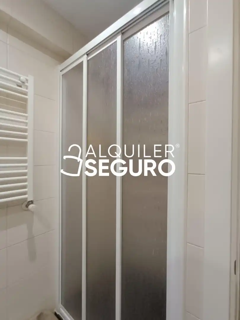 Bathroom of Flat for rent in Madrid  with Air Conditioner, Heating and Terrace