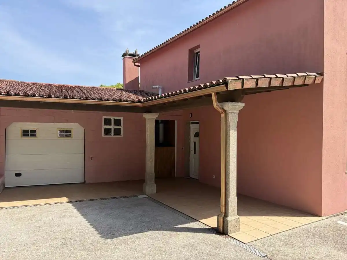 Casa adosada en venta en Oroso