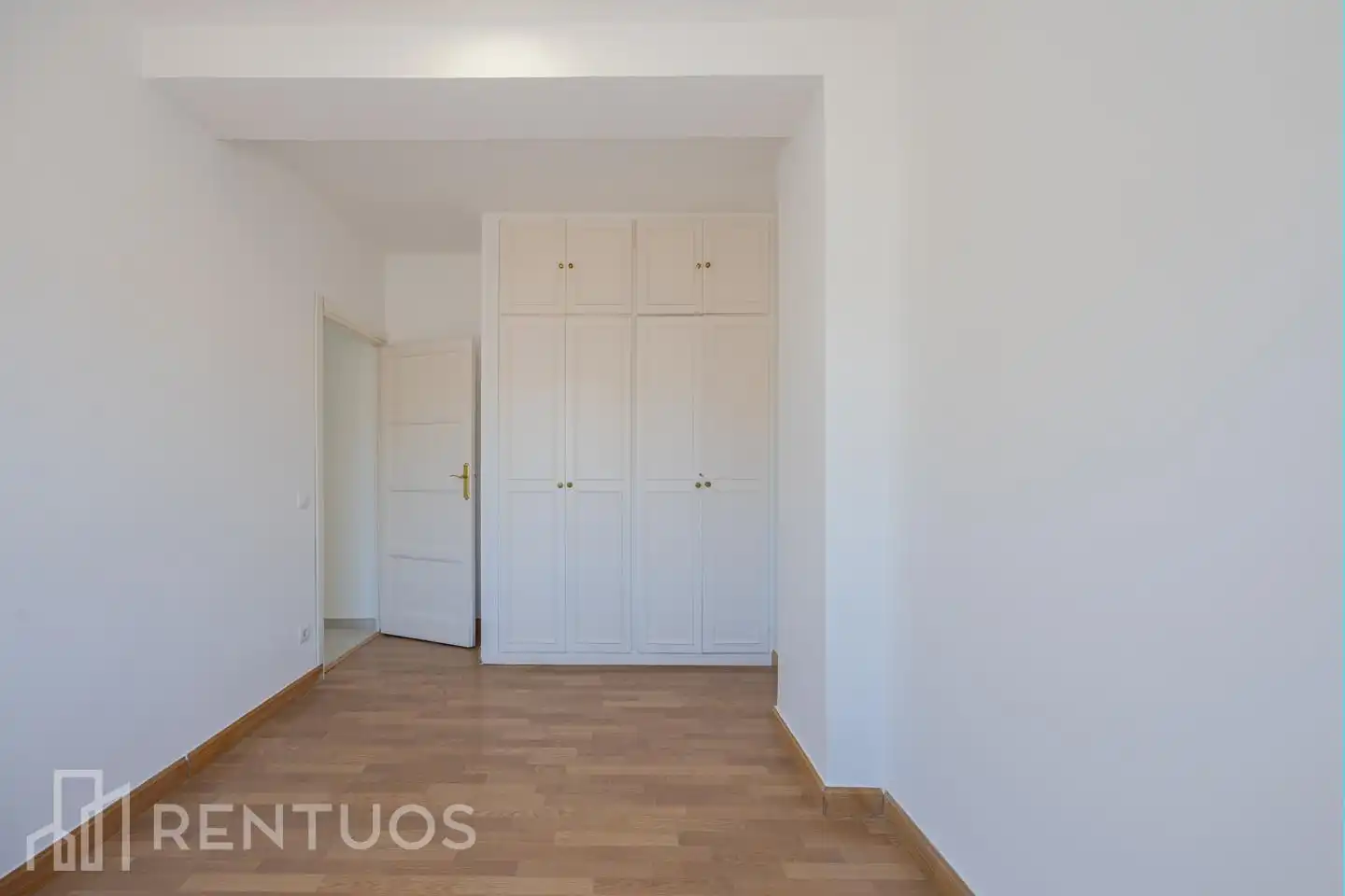 Schlafzimmer von Dachboden zur Miete in Madrid mit Klimaanlage, Heizung und Terrasse