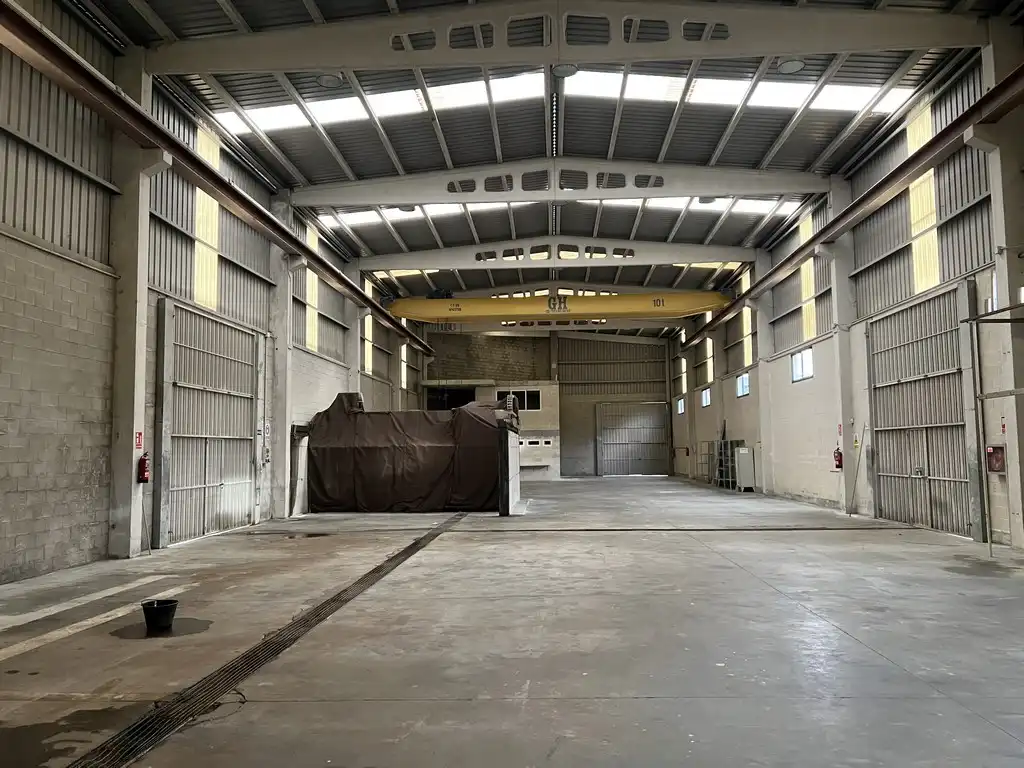 Industrial buildings for rent in Cambre 