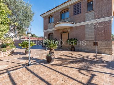 Casa amb piscina en venda a Corralet - Bonanza - Tres Rutas