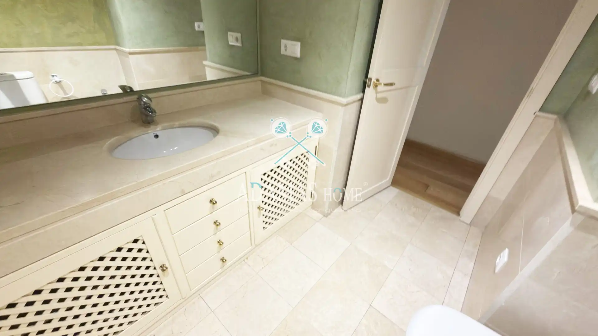 Badezimmer von Wohnung zum Verkauf in Sevilla mit Klimaanlage, Heizung und Abstellraum
