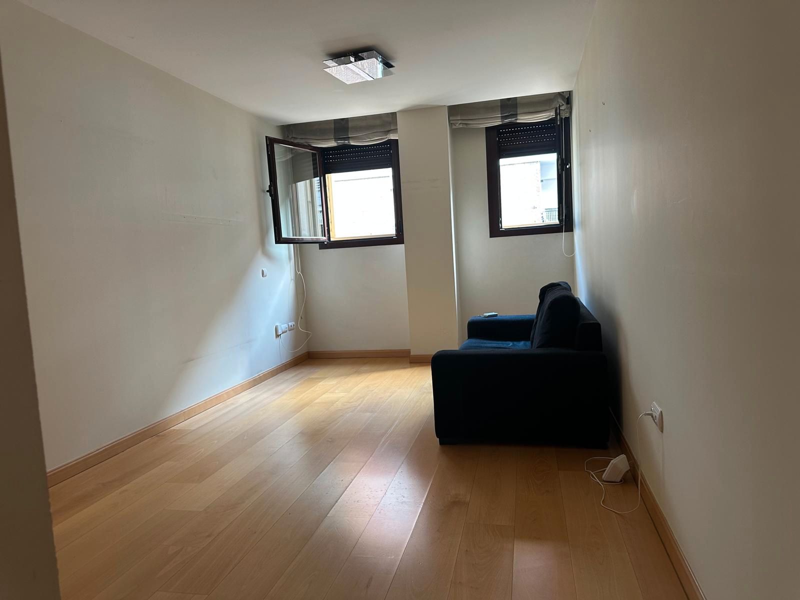 Sala d'estar de Pis en venda en  Madrid Capital amb Calefacció, Parquet i Traster