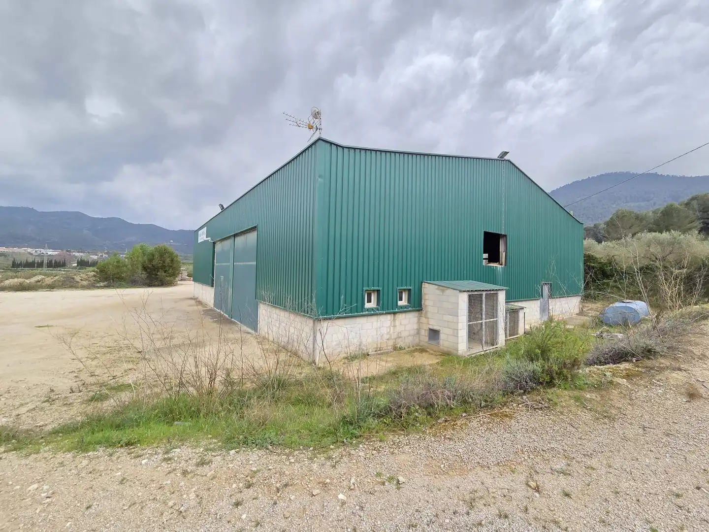 Vista exterior de Nave industrial en venta en Salem