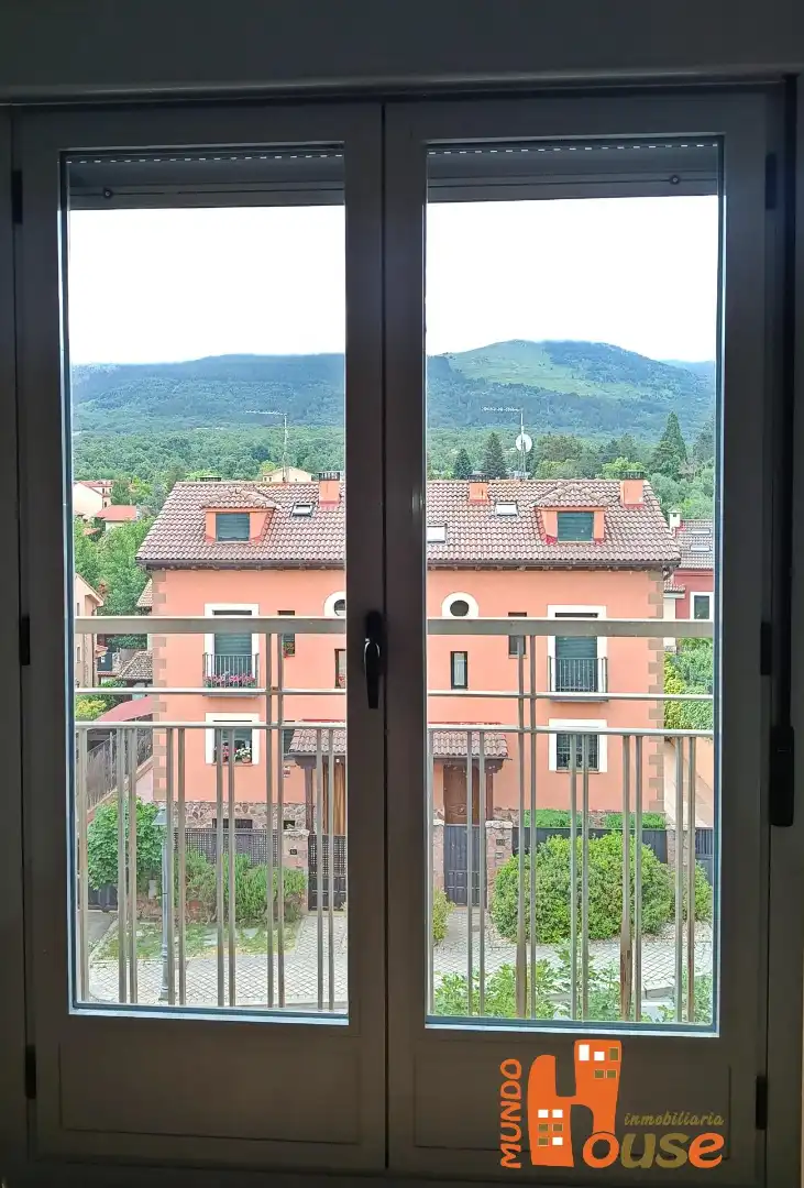 Vista exterior de Piso de alquiler en Real Sitio de San Ildefonso con Calefacción, Trastero y Balcón
