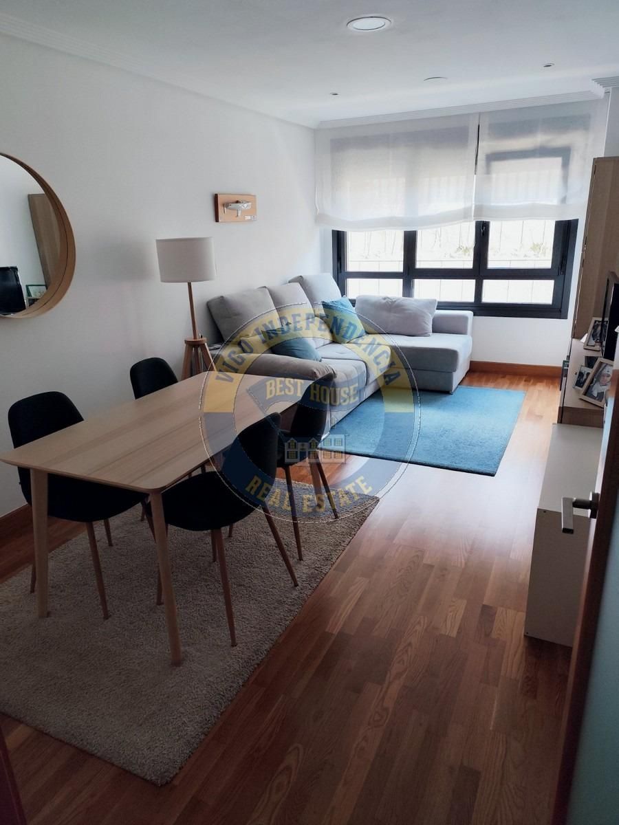 Sala d'estar de Apartament en venda en Vigo  amb Calefacció, Parquet i Traster