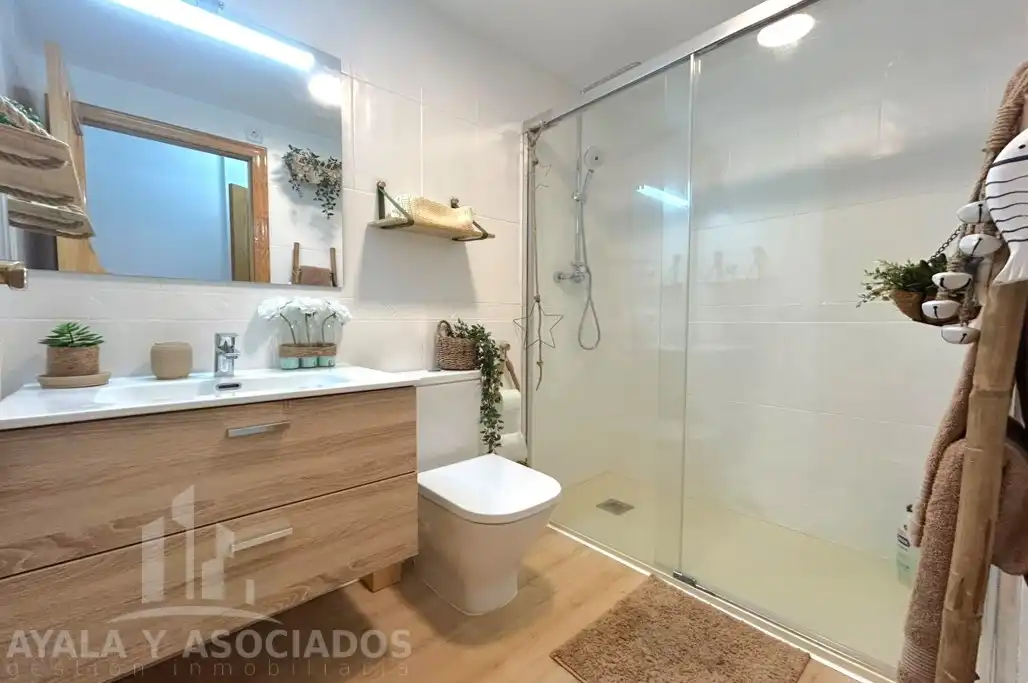 Bany de Pis en venda en Cartagena amb Parquet, Traster i Moblat