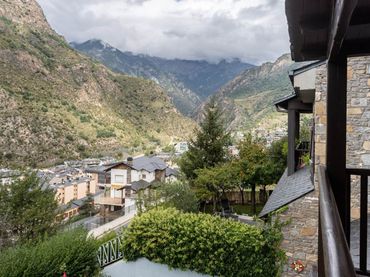 Casa aparellada amb balcó en venda a Sant Julià