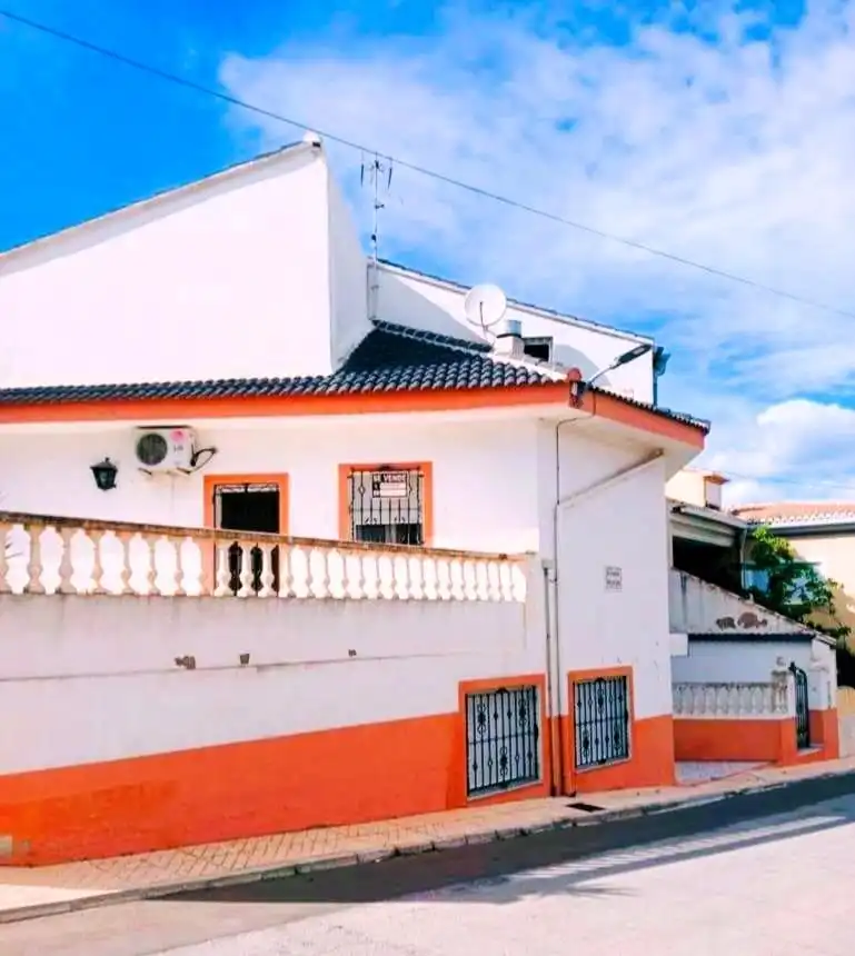 Vista exterior de Casa o xalet en venda en La Font de la Figuera amb Aire condicionat i Terrassa
