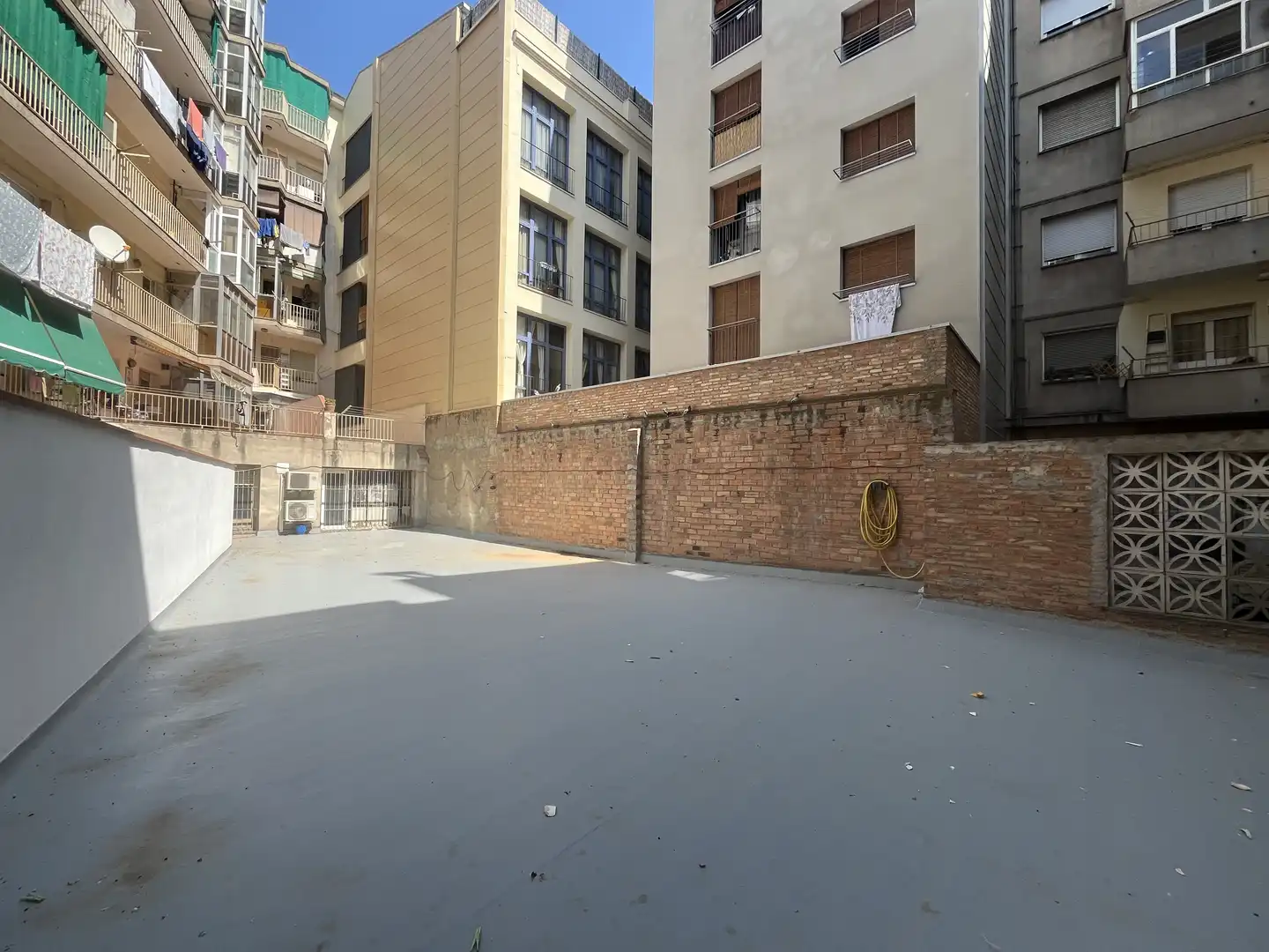 Vista exterior de Local en venta en Manresa