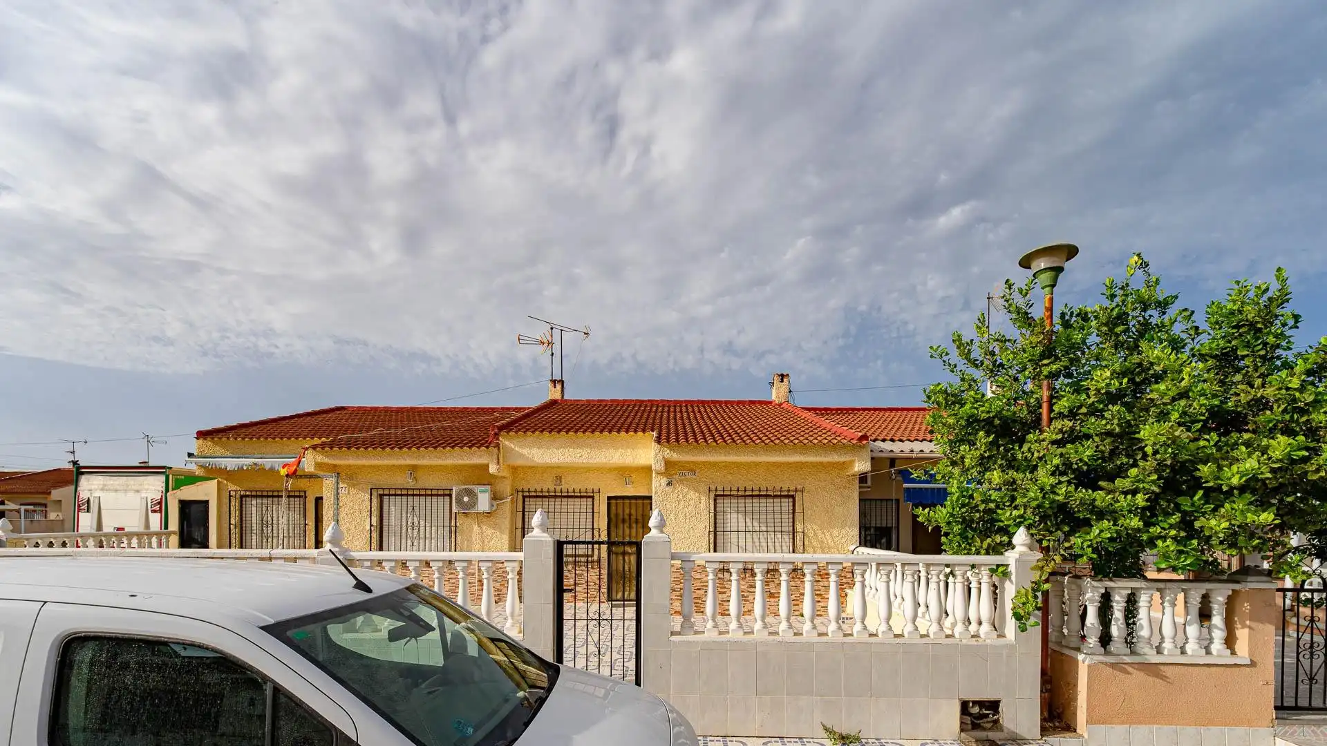 Vista exterior de Casa o xalet en venda en Torrevieja amb Jardí privat