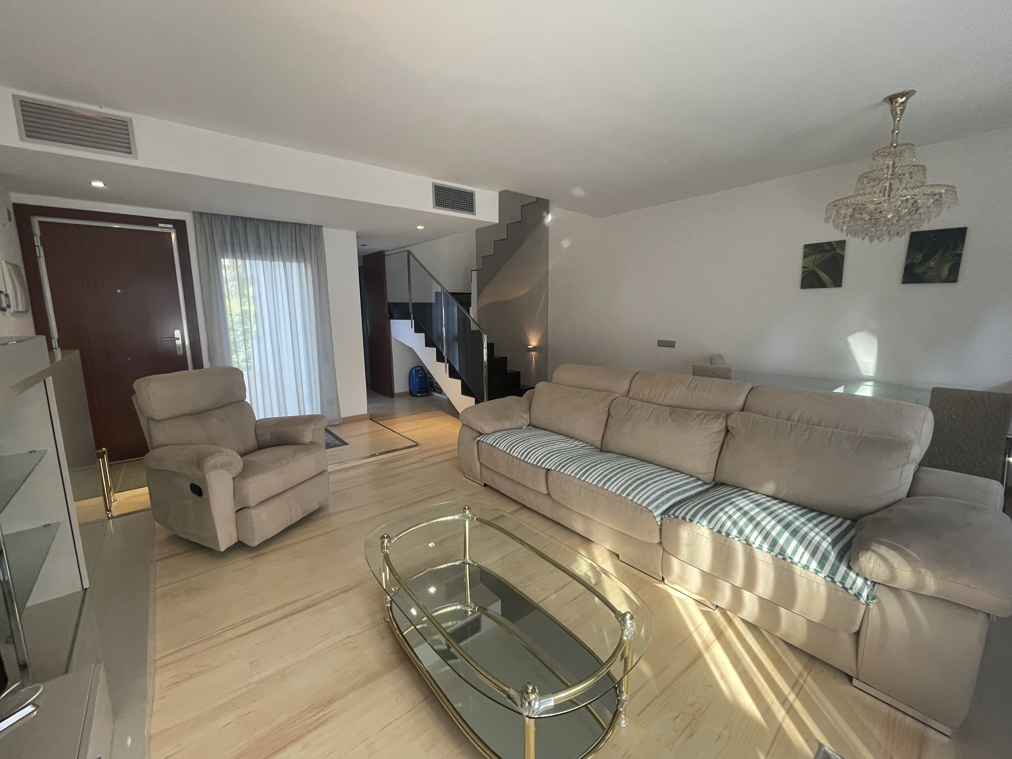 Sala d'estar de Casa adosada en venda en Castell d'Aro, Platja d'Aro i s'Agaró amb Aire condicionat, Jardí privat i Terrassa