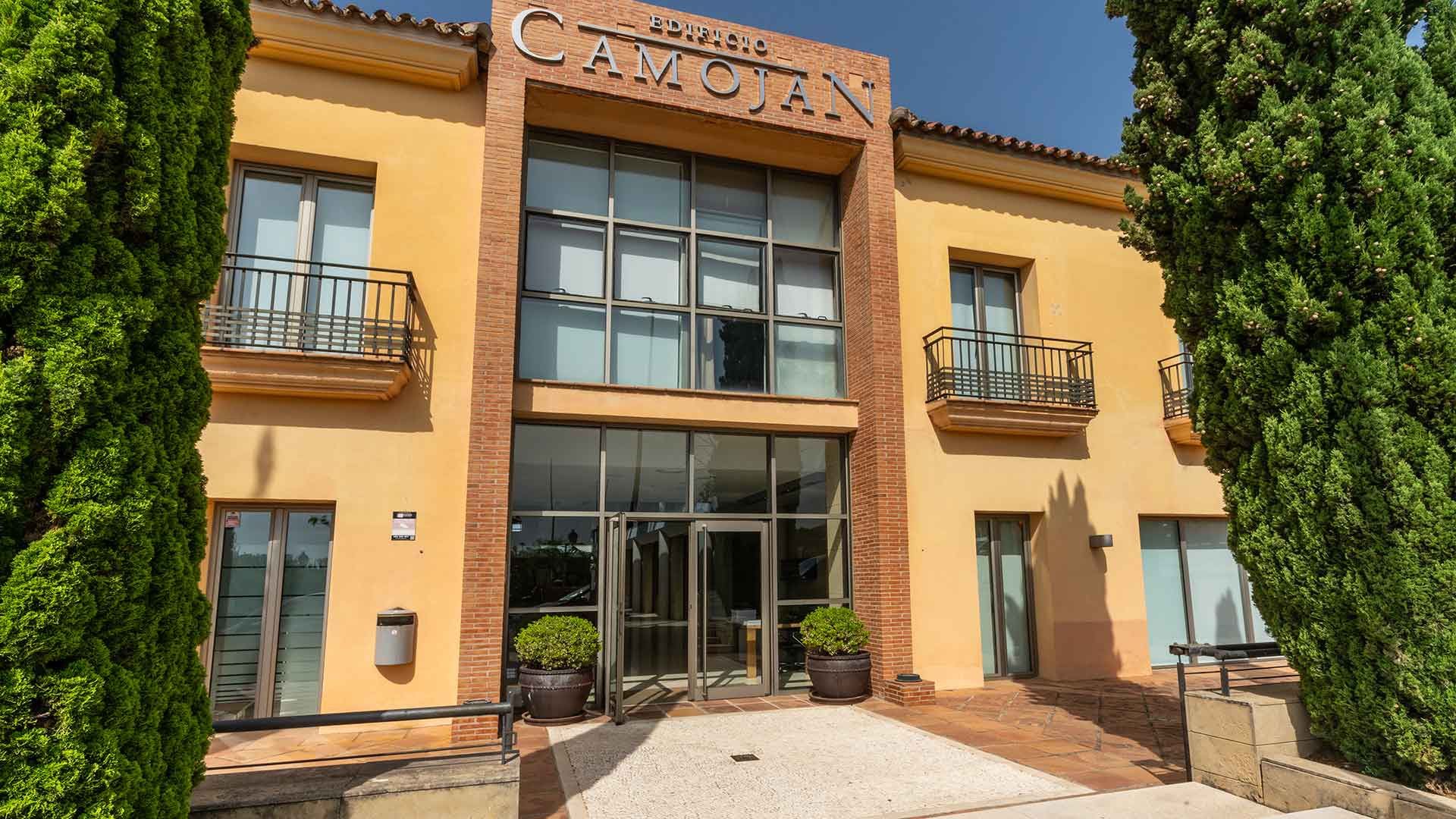 Vista exterior de Local en venda en Marbella amb Aire condicionat i Terrassa
