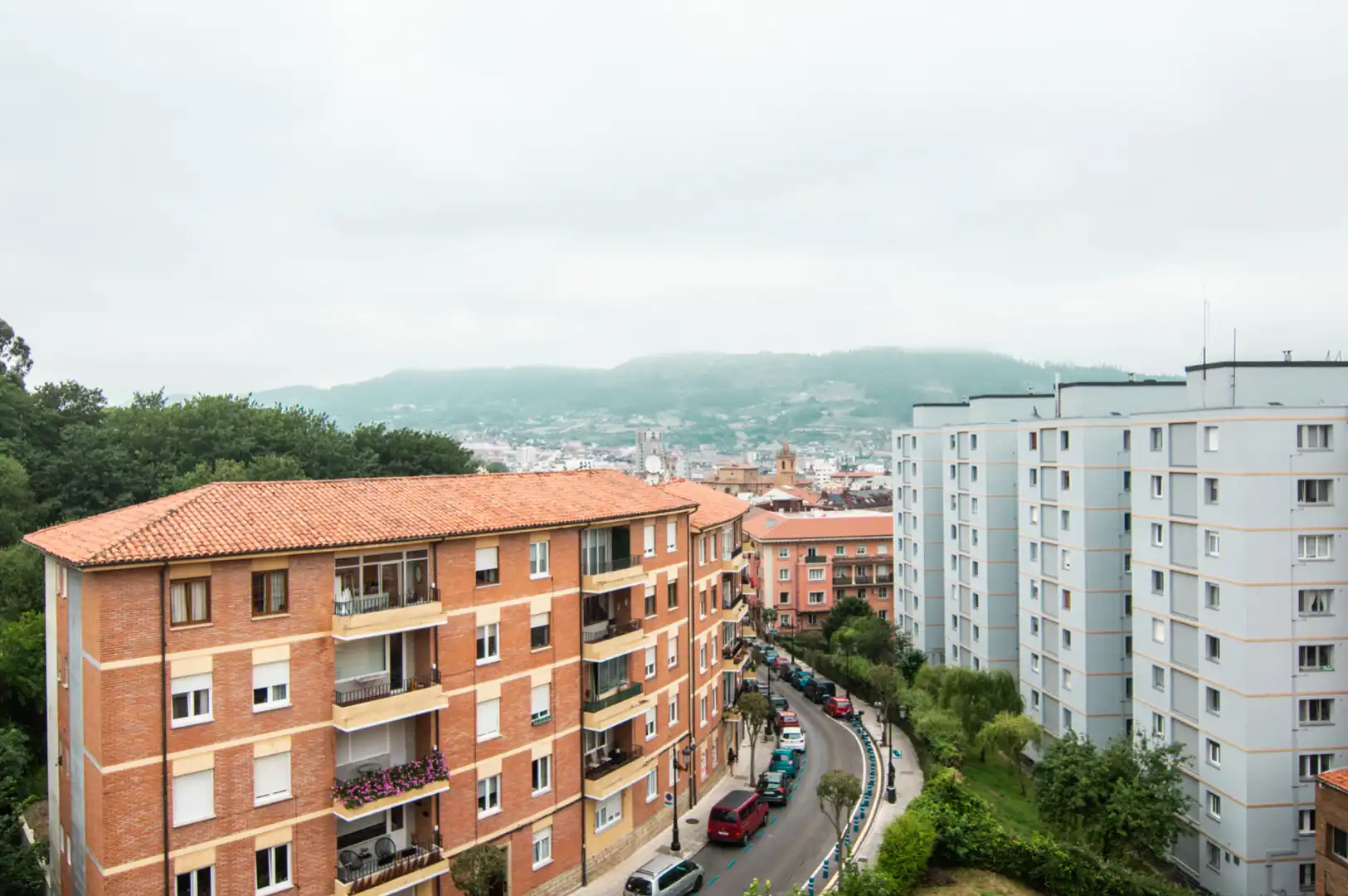 Vista exterior de Pis en venda en Oviedo  amb Calefacció, Parquet i Moblat
