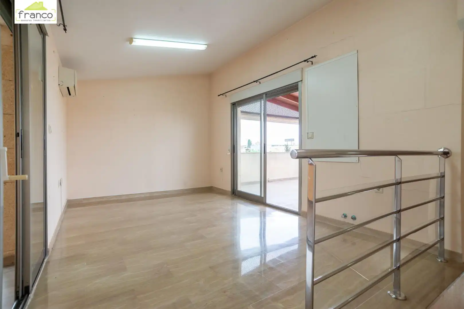 Sala de estar de Casa adosada en venta en Murcia con Aire acondicionado, Jardín privado y Terraza