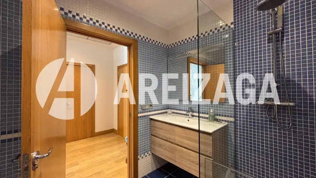 Badezimmer von Wohnung zur Miete in Donostia - San Sebastián  mit Klimaanlage und Heizung