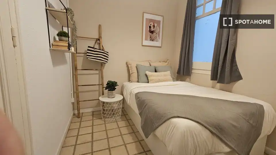 Bedroom of Flat for share in Barcelona  with Air Conditioner, Heating and Furnished