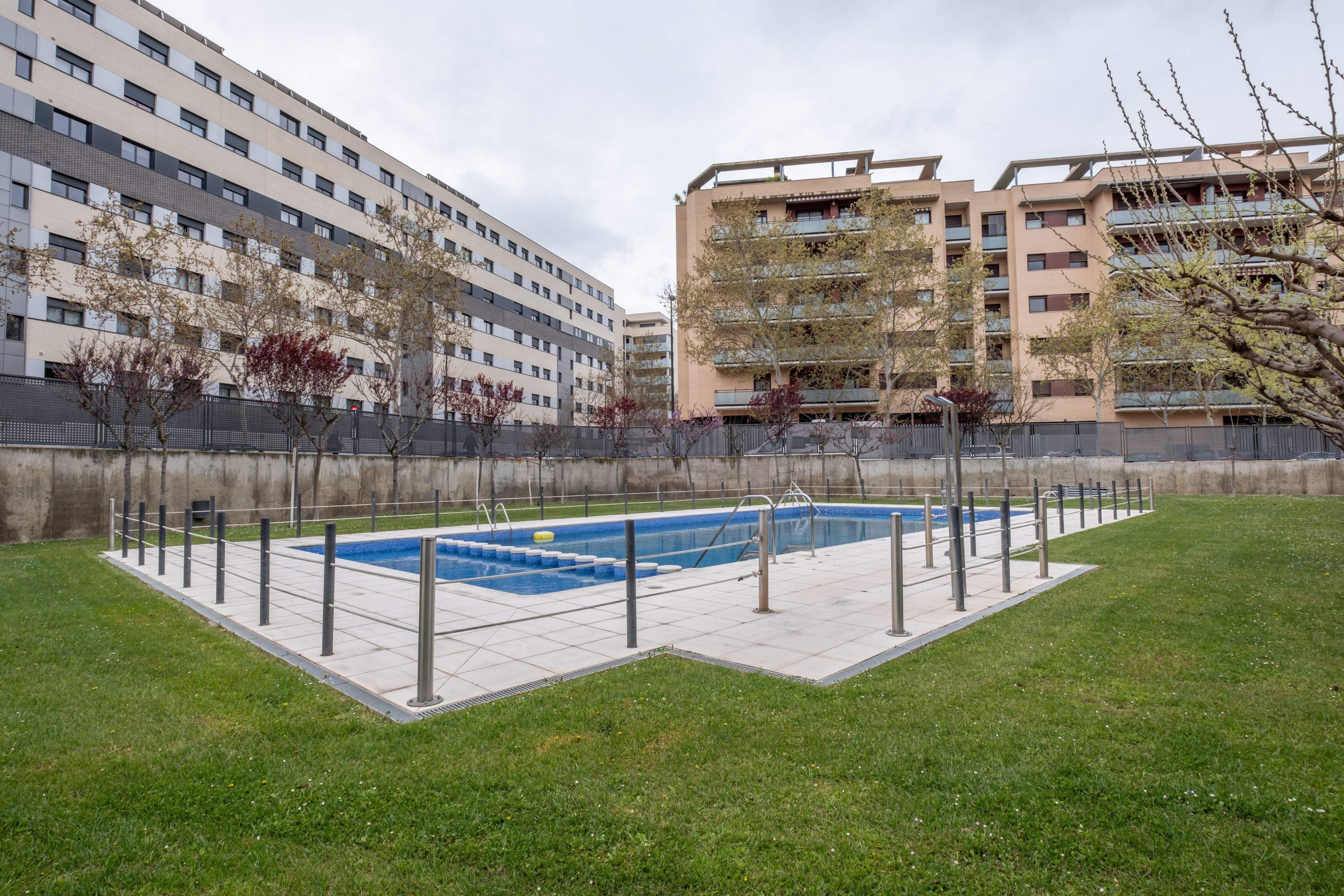 Swimming pool of Flat for sale in  Zaragoza Capital  with Air Conditioner, Heating and Private garden