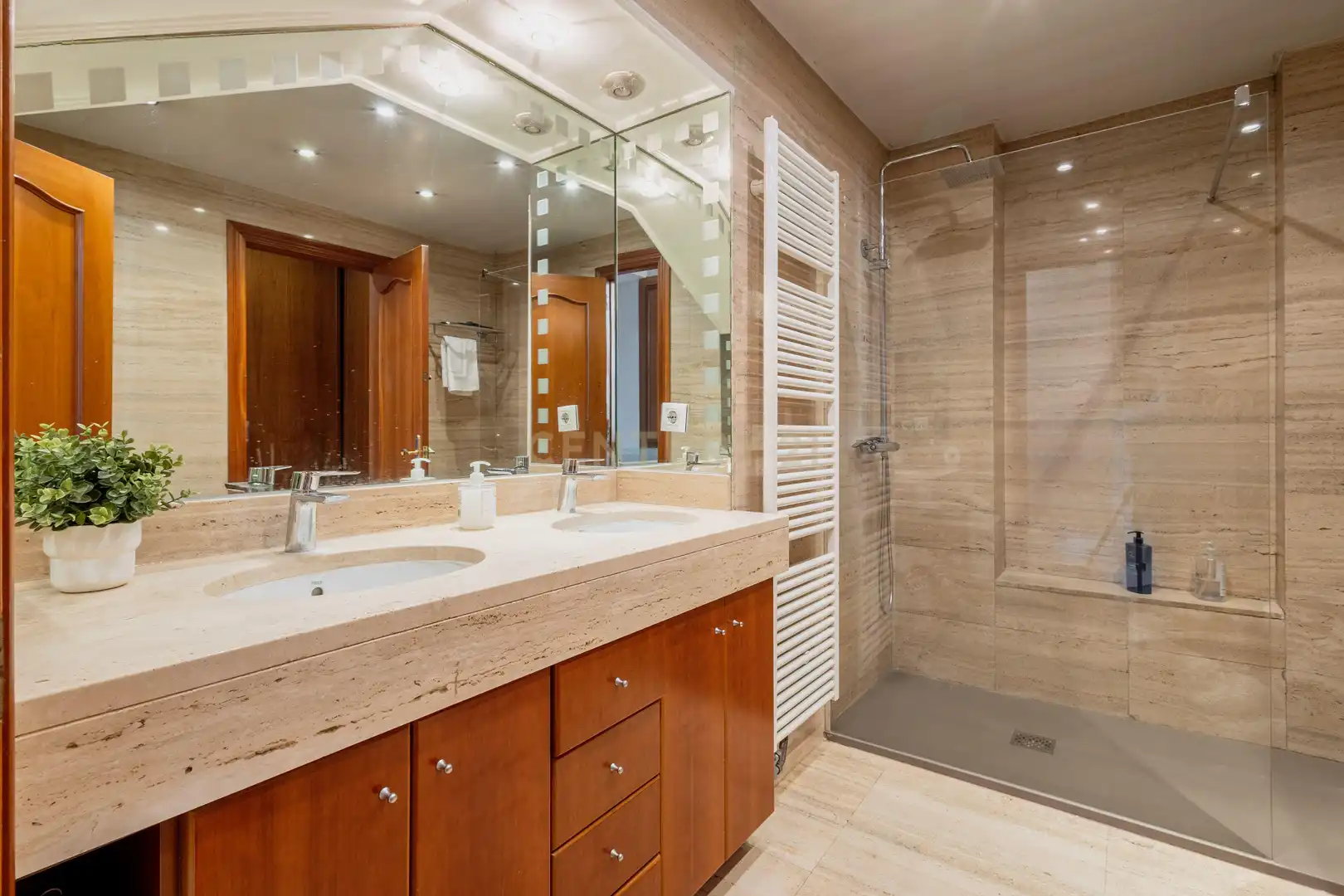 Badezimmer von Wohnungen zum Verkauf in L'Hospitalet de Llobregat mit Balkon