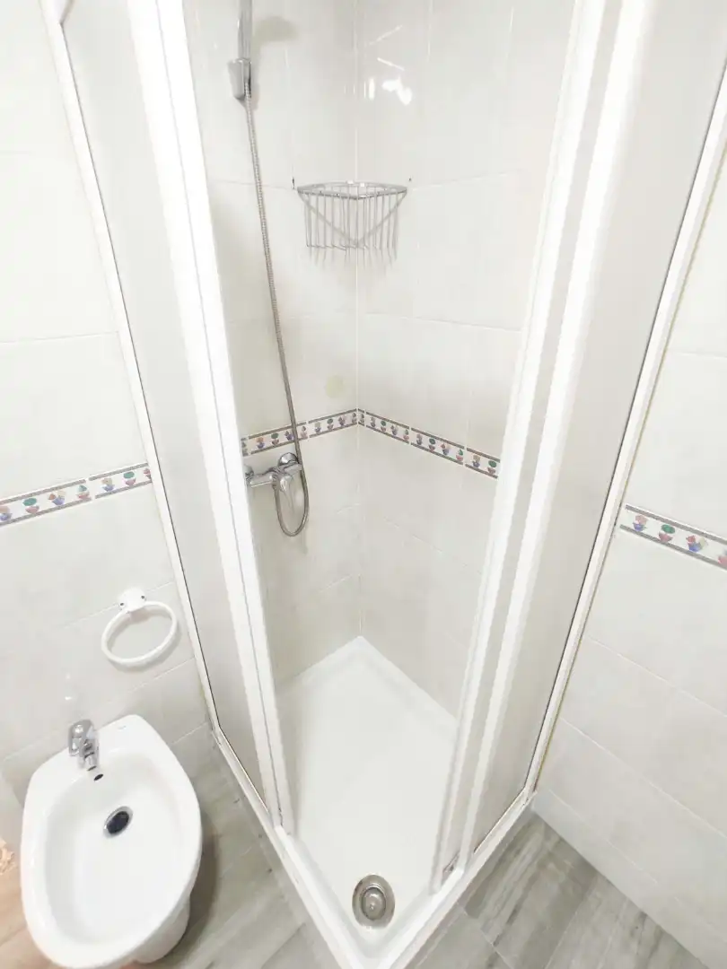 Bathroom of Flat for share in Granada  with Furnished, Washing machine and Microwave