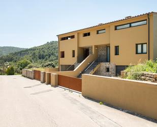 Vista exterior de Casa adosada en venda en Beuda amb Terrassa i Piscina