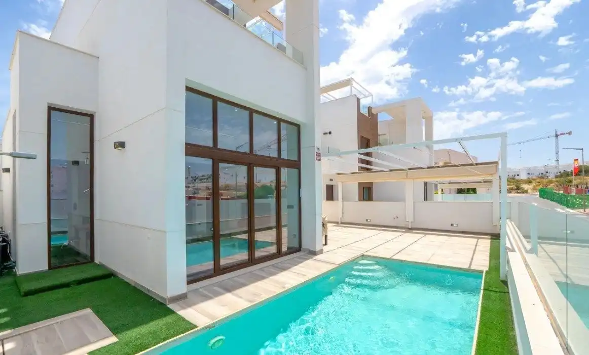 Chalet con piscina en venta en Los Balcones - Los Altos