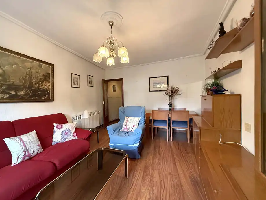 Sala d'estar de Pis en venda en Vitoria - Gasteiz amb Calefacció i Moblat