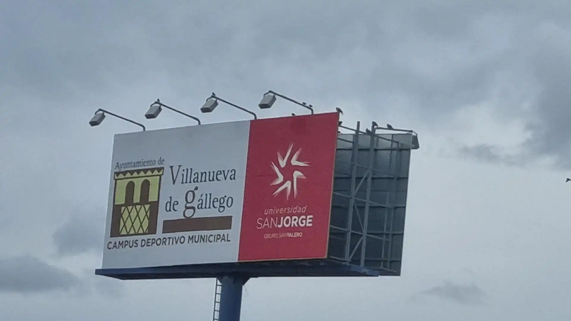 Außenansicht von Einfamilien-Reihenhaus zum Verkauf in Villanueva de Gállego mit Terrasse