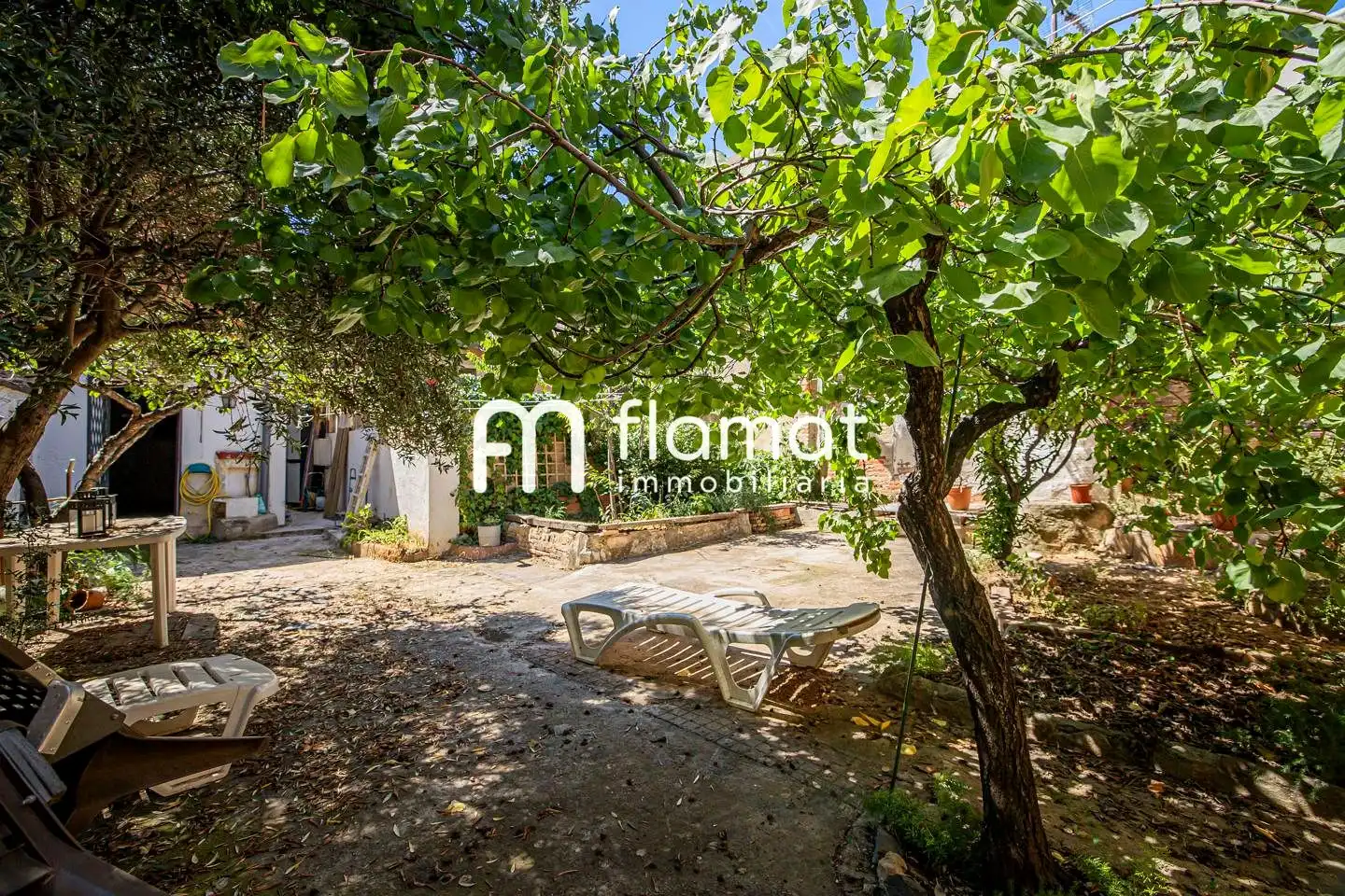 Außenansicht von Country house zum Verkauf in Santa Coloma de Gramenet mit Privatgarten und Terrasse