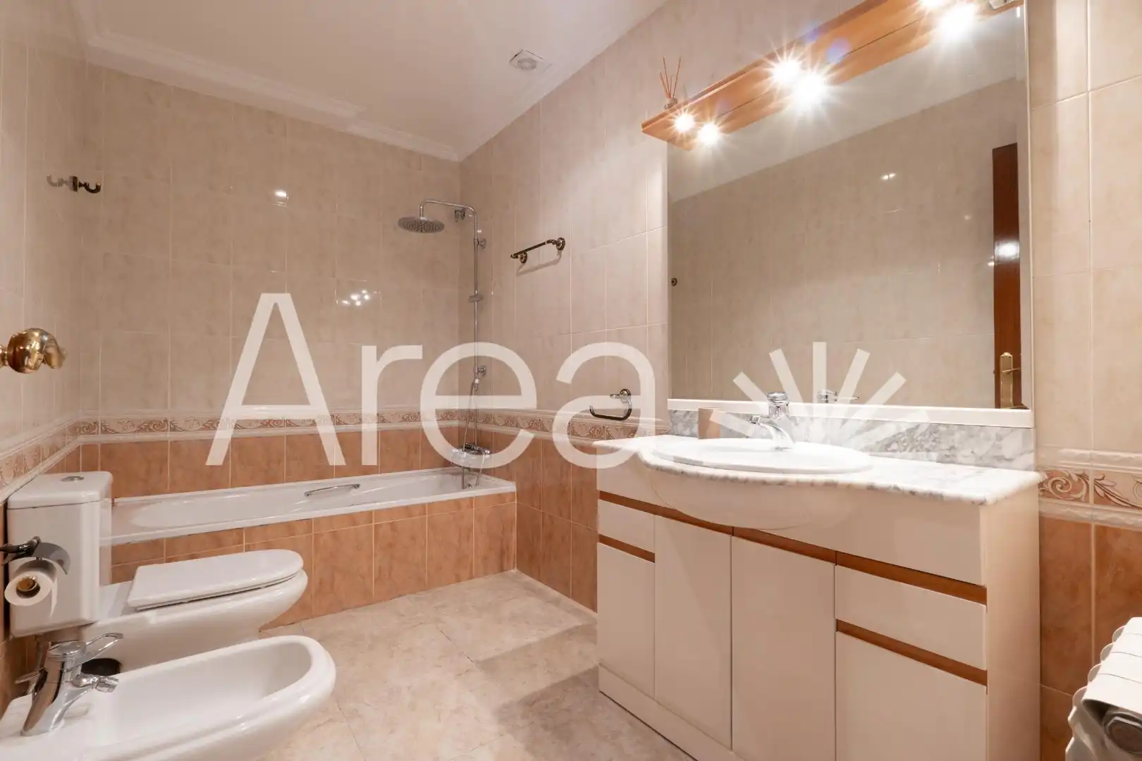 Bany de Casa o xalet en venda en Mataró amb Jardí privat, Terrassa i Piscina
