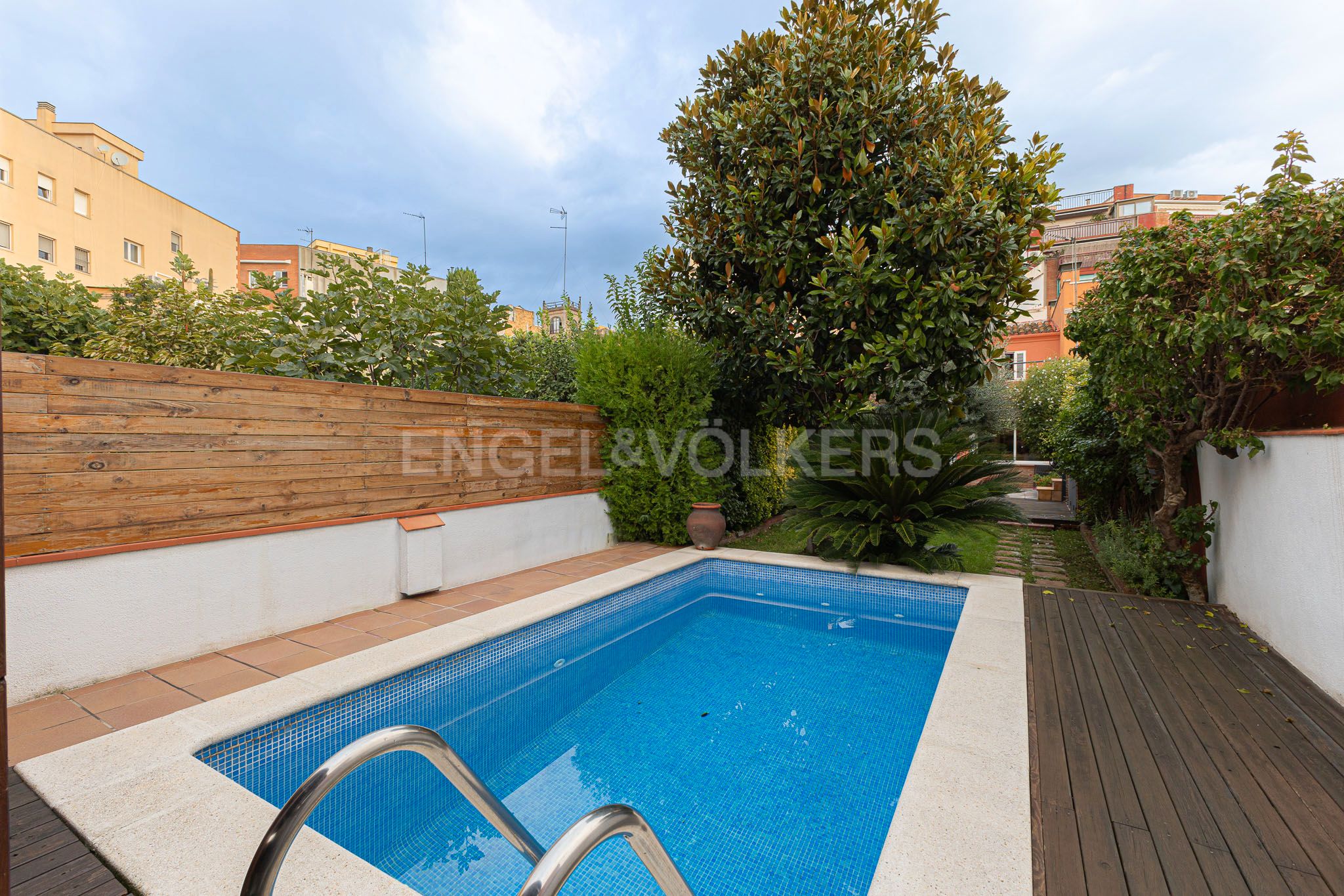 Swimming pool of Single-family semi-detached to rent in  Barcelona Capital  with Air Conditioner, Heating and Private garden