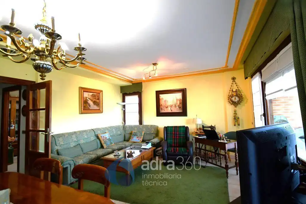 Sala de estar de Casa adosada en venta en Lardero con Calefacción, Terraza y Trastero