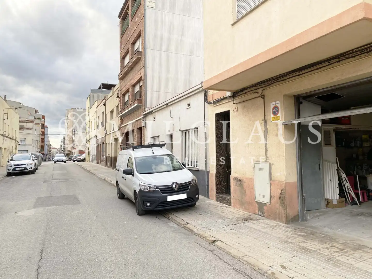 Vista exterior de Local en venda en Terrassa amb Alarma