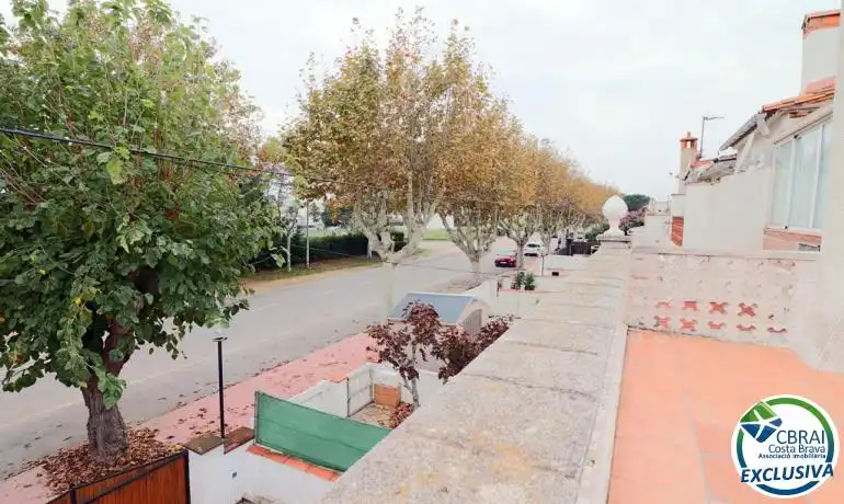 Vista exterior de Casa adosada en venta en Empuriabrava con Jardín privado, Amueblado y Piscina comunitaria