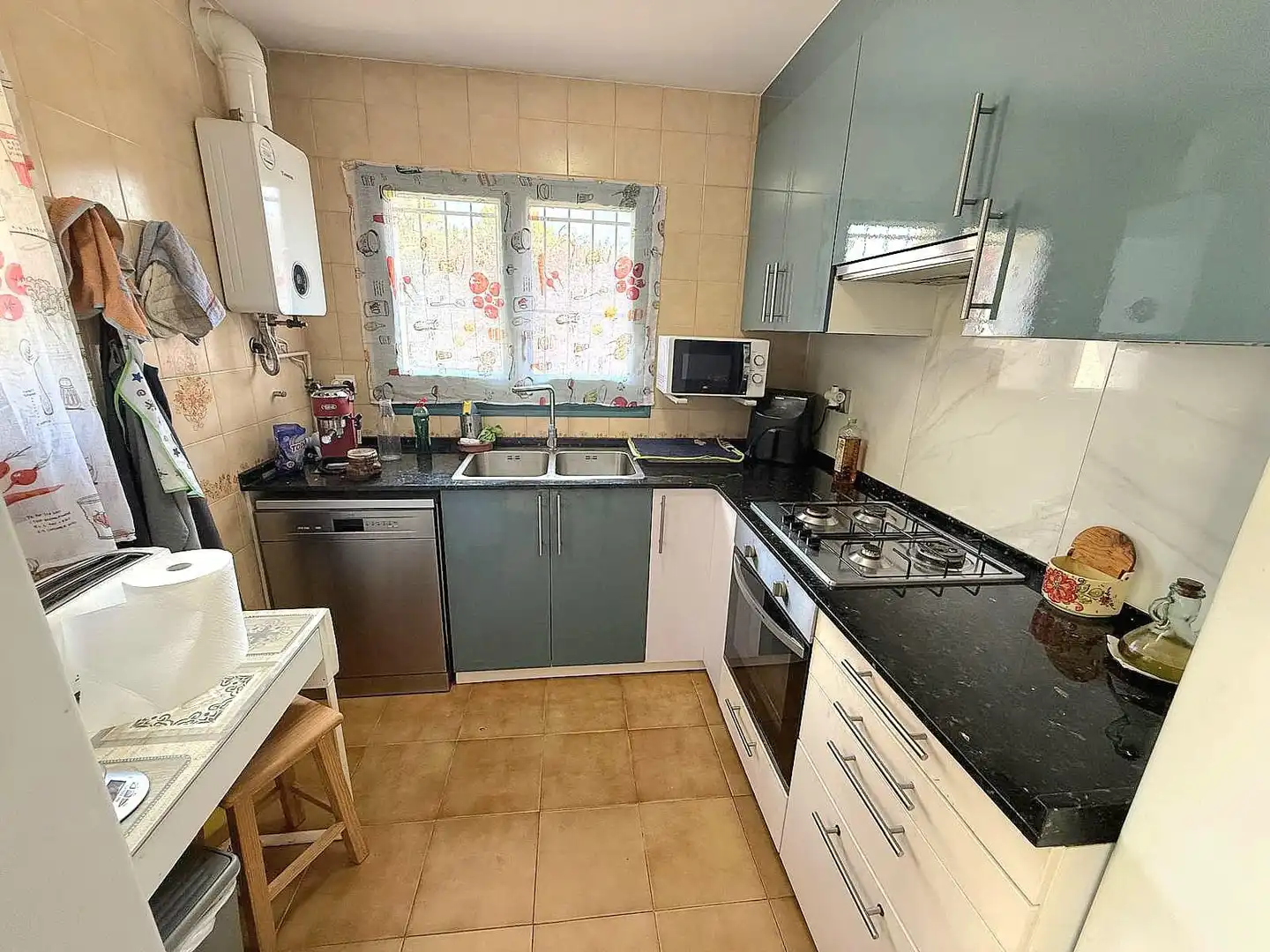 Küche von Einfamilien-Reihenhaus zum Verkauf in Calafell mit Privatgarten, Terrasse und Abstellraum