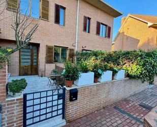 Exterior view of Single-family semi-detached for sale in Villaviciosa de Odón  with Air Conditioner, Heating and Private garden