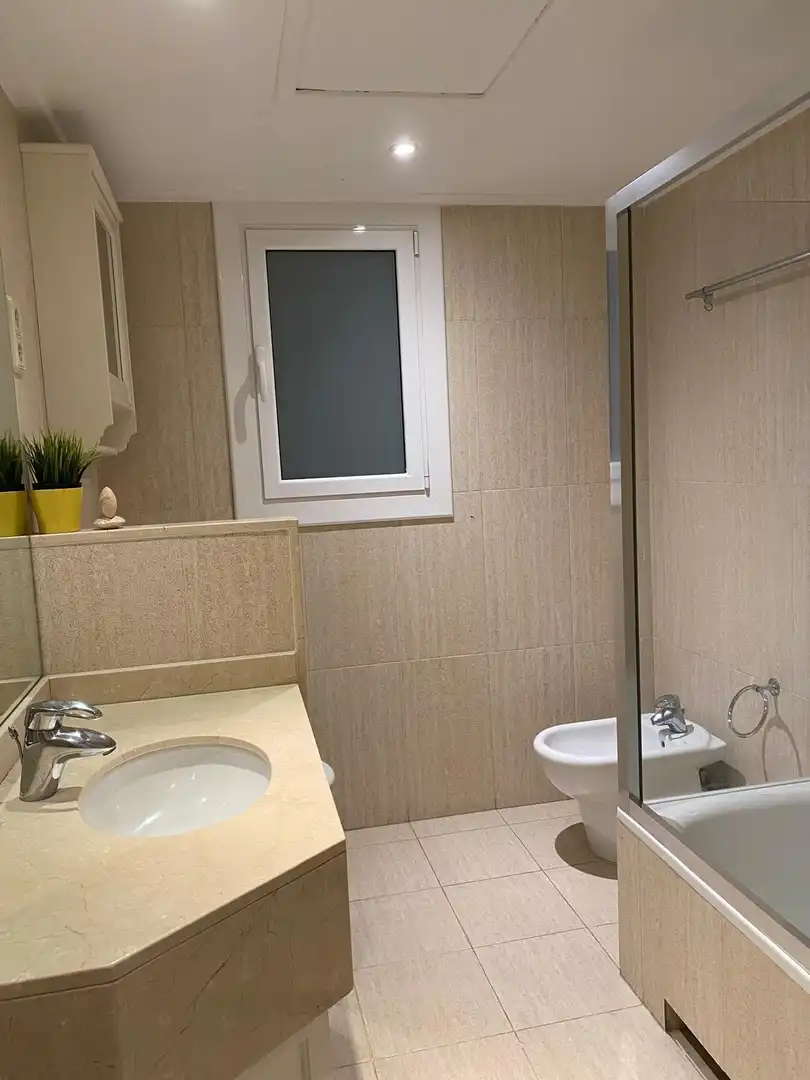 Baño de Apartamento de alquiler en Barcelona con Aire acondicionado, Parquet y Balcón