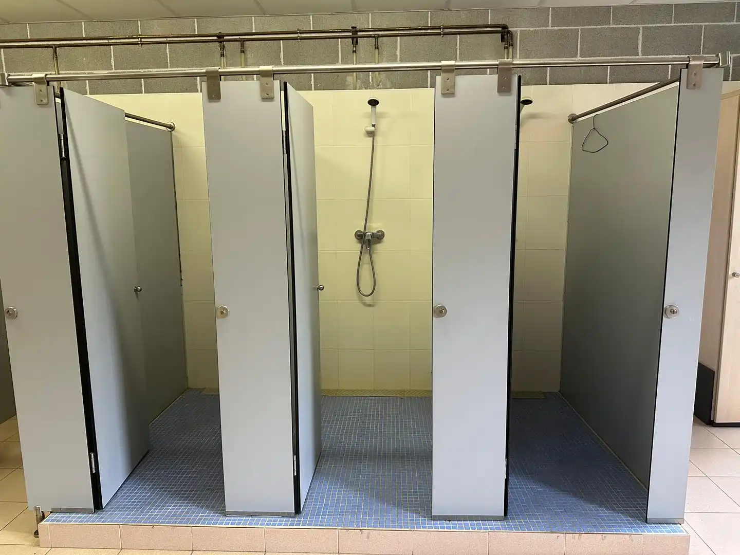 Badezimmer von Fabrikhallen zum Verkauf in Palafolls