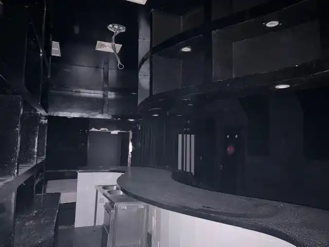 Local comercial en venda a Avenida del General Perón, imagen 5