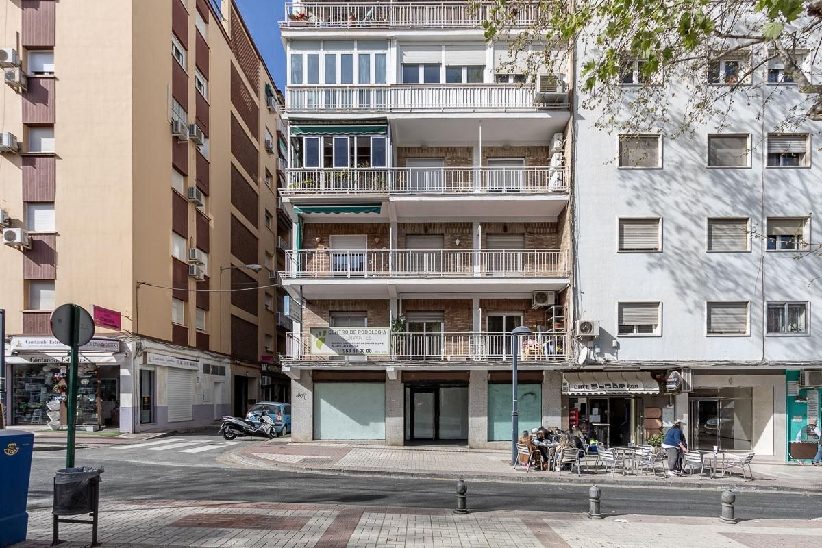 Vista exterior de Local en venda en  Granada Capital amb Aire condicionat