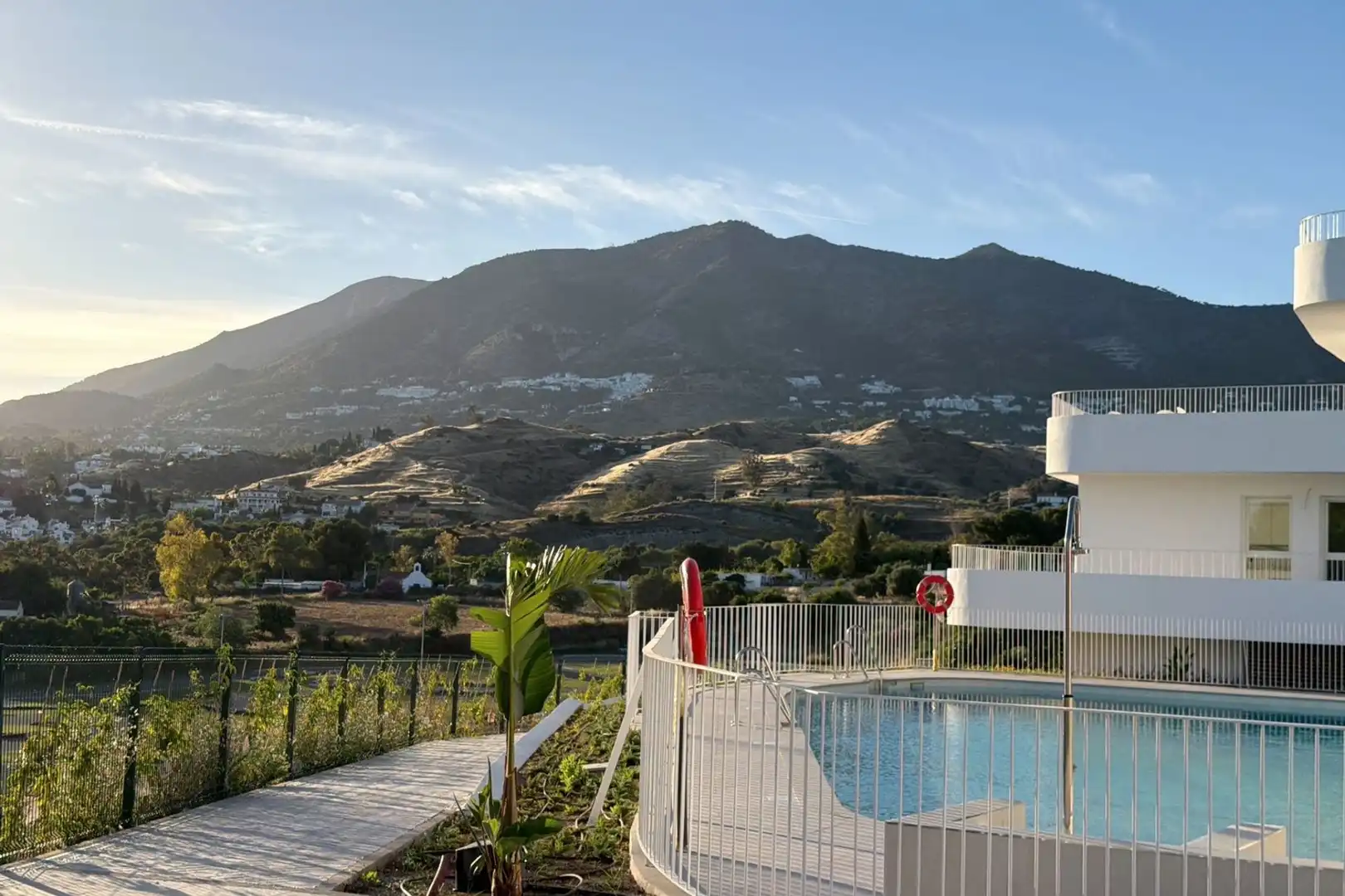 Piscina de Apartament de lloguer en Fuengirola amb Balcó