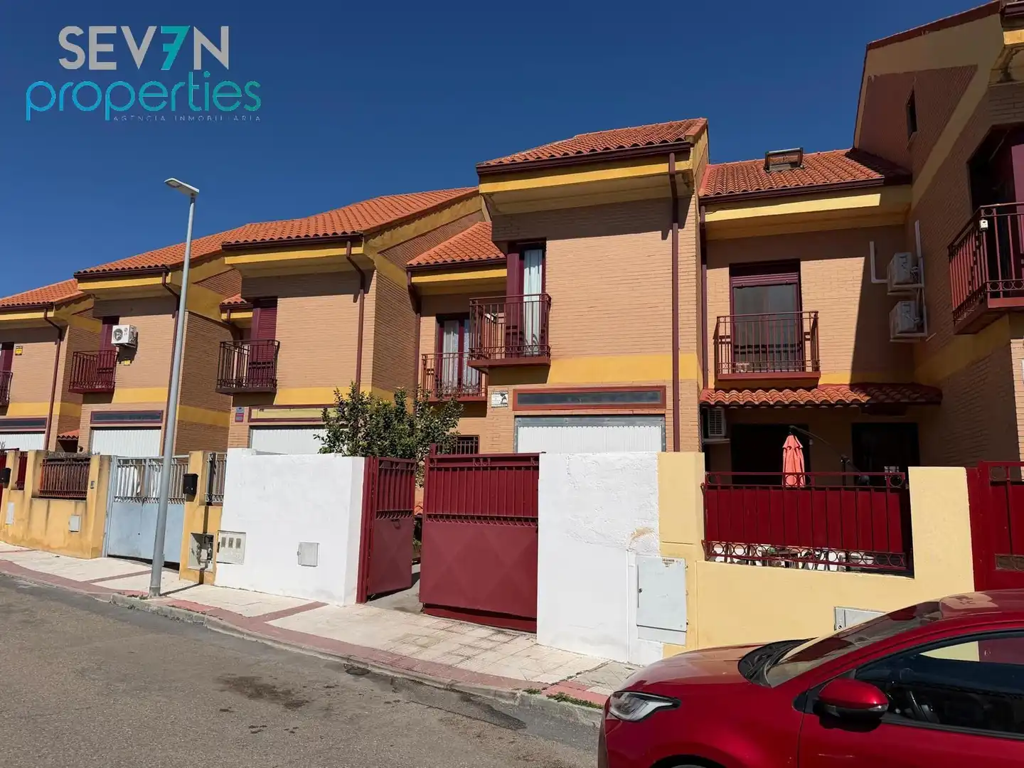 Vista exterior de Casa adosada en venda en Yuncos amb Calefacció, Jardí privat i Parquet