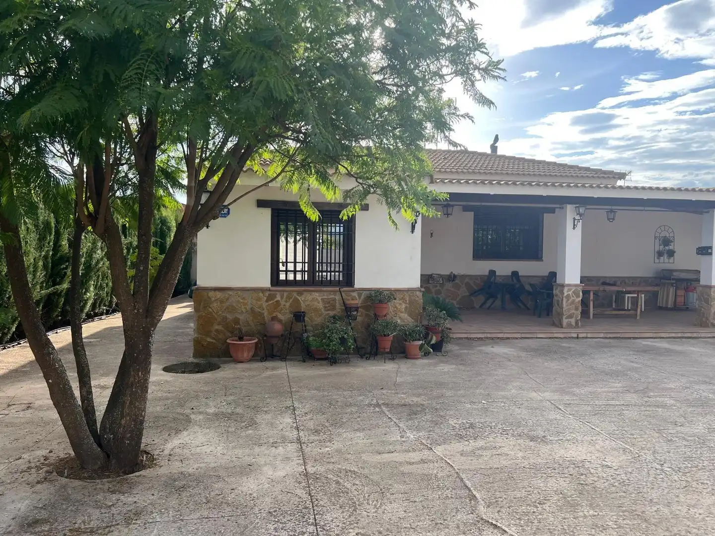 Vista exterior de Finca rústica en venda en Almodóvar del Río amb Aire condicionat, Piscina i Alarma