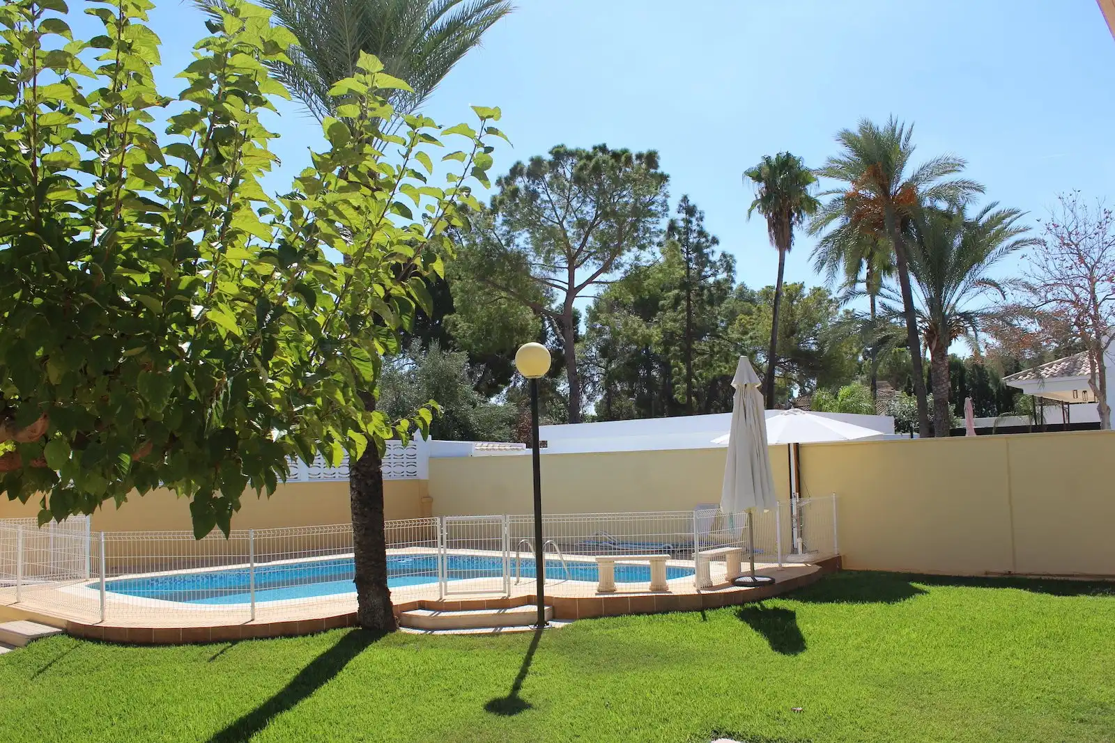 Swimming pool of Houses for sale in L'Eliana  with Terrace and Storage room